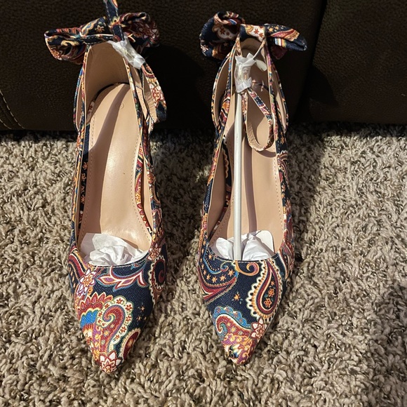 Multiple Color Heeled Shoes - Picture 3 of 3